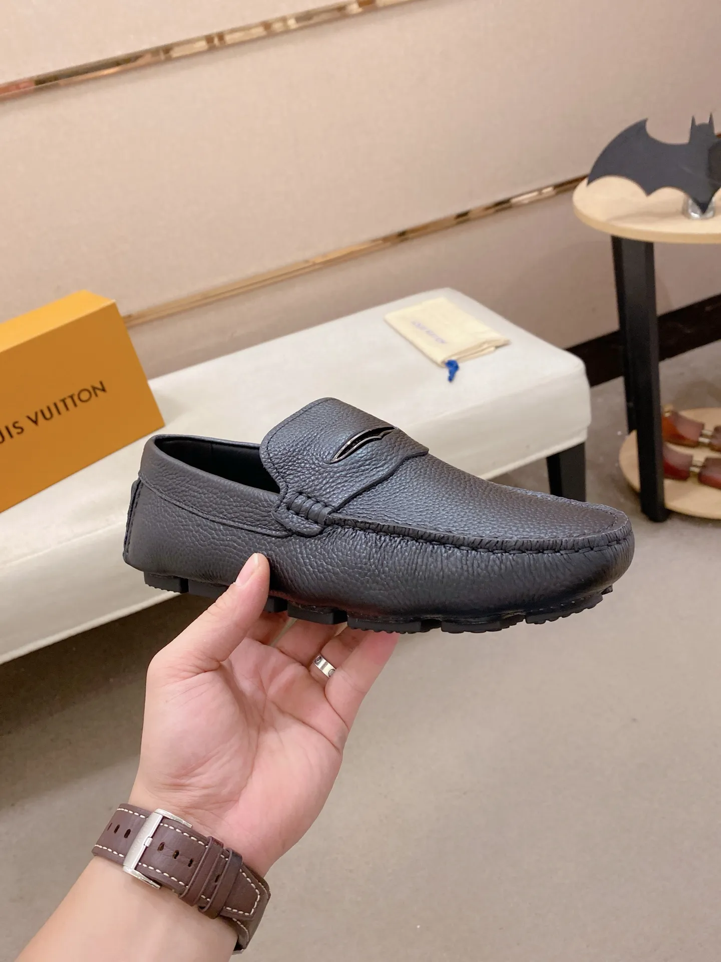 Factory price: 500💰High-end quality! LV 🆕🆕Exclusive hot-selling products in stock🔥🔥New products on the shelves, high-quality Ferragamo men's pea shoes, high-end casual driving shoes, with complete packaging! 💪 💪 Material: imported pebbled cowhide 🐂 + imported high-quality buffalo leather lining + wear-resistant outsole 👍🏻👍🏻 Features: high-end and comfortable, purely handmade 🚀 🚀 Create the perfect shoe that suits you best 🔥 🔥 Size: (38-44) Can be customized to 45 standard size!